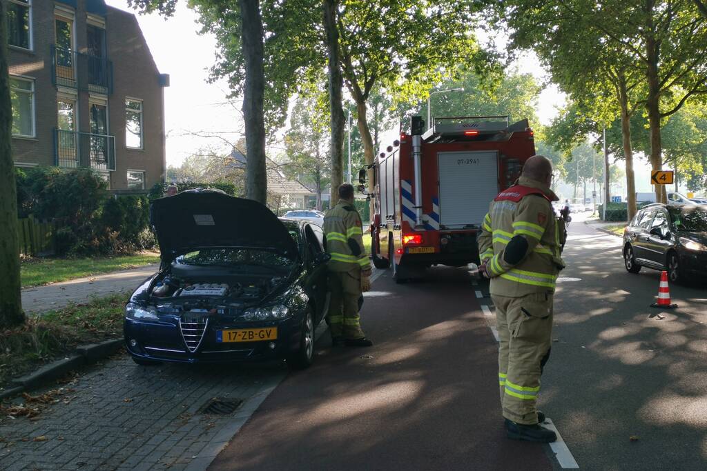 Automobiliste ziet tijdens het rijden rook uit auto komen, en zet auto aan de kant