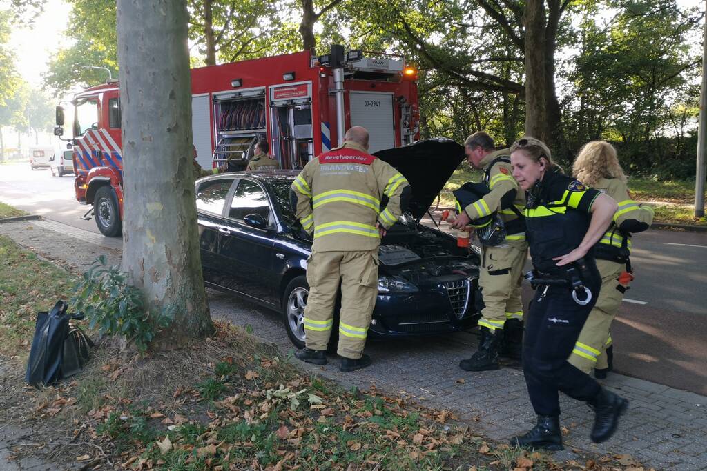 Automobiliste ziet tijdens het rijden rook uit auto komen, en zet auto aan de kant