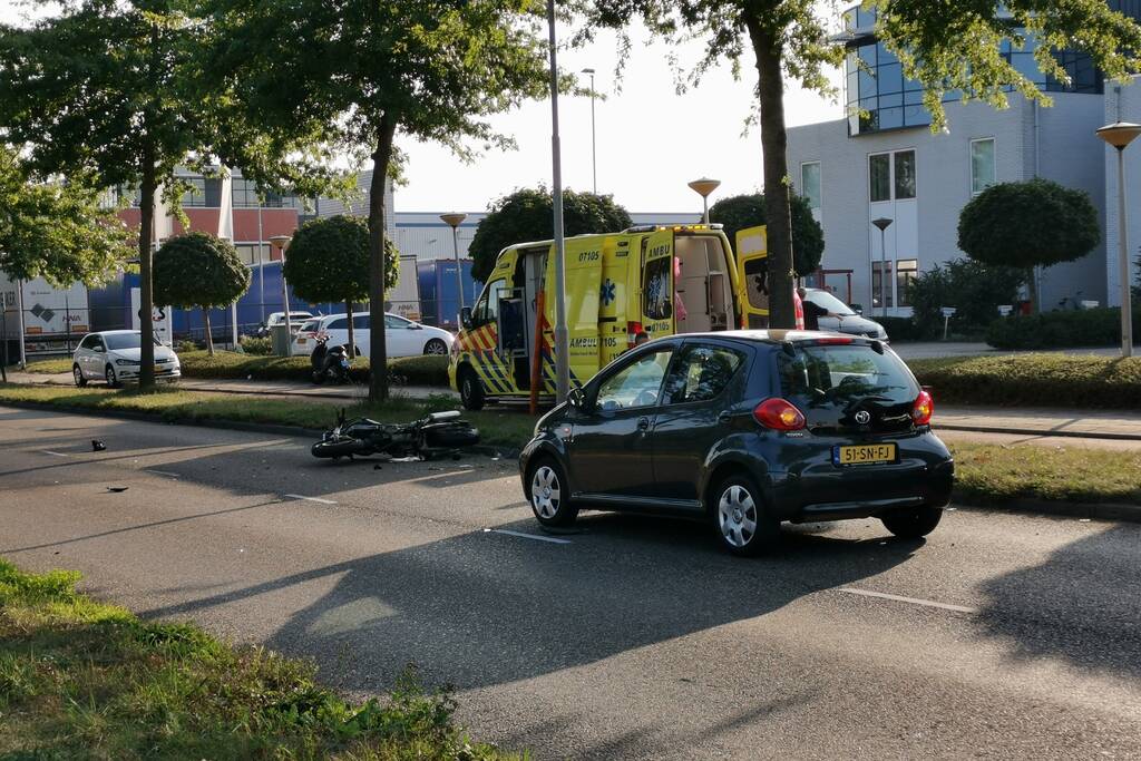 Motorrijder zwaargewond na aanrijding met auto