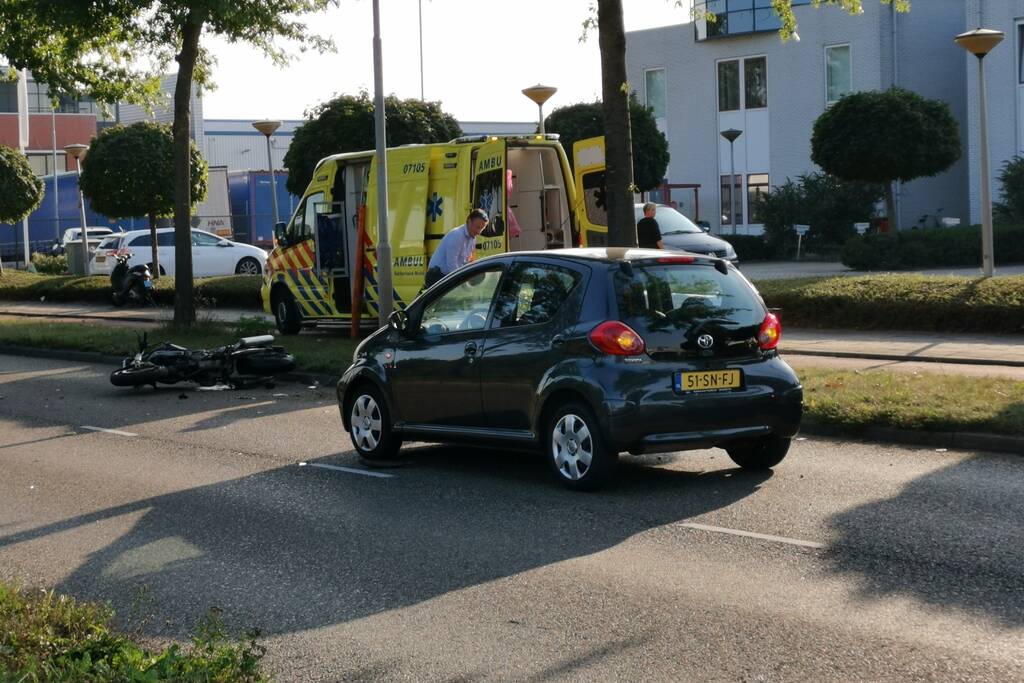 Motorrijder zwaargewond na aanrijding met auto