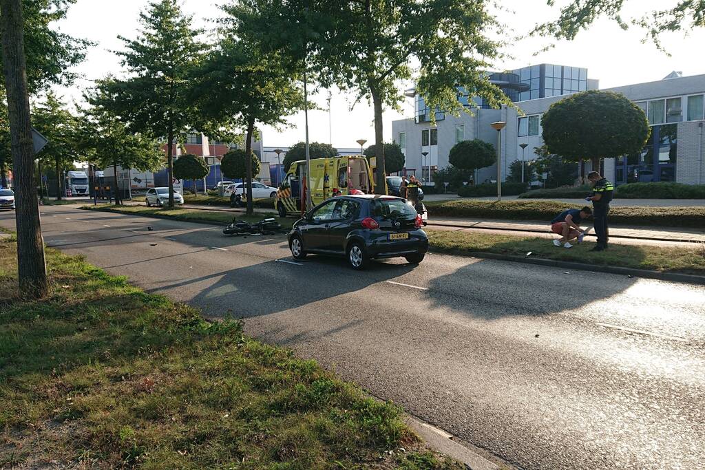 Motorrijder zwaargewond na aanrijding met auto