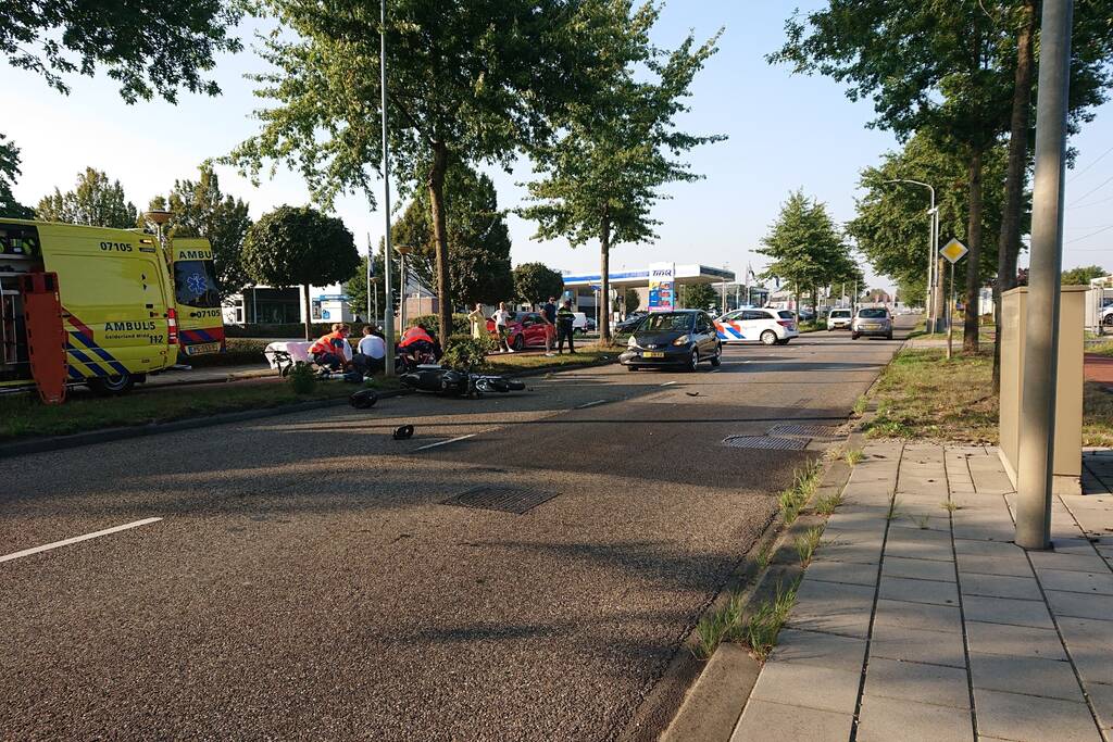 Motorrijder zwaargewond na aanrijding met auto
