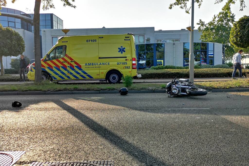 Motorrijder zwaargewond na aanrijding met auto