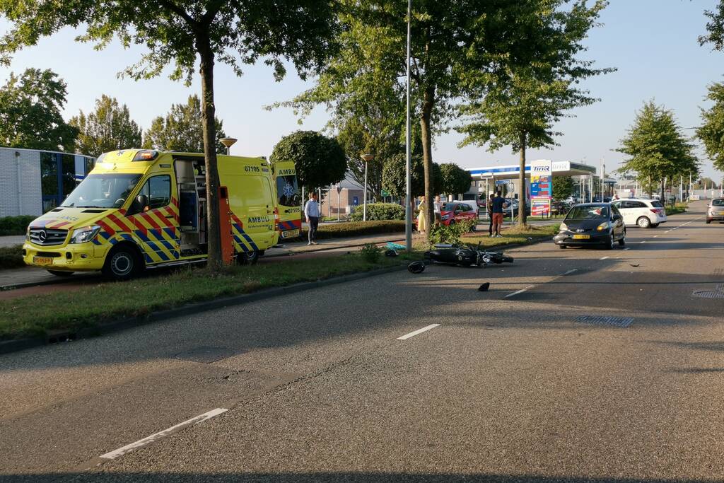 Motorrijder zwaargewond na aanrijding met auto