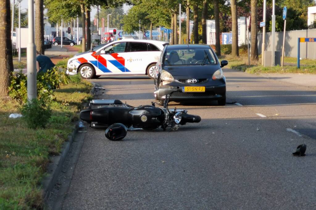 Motorrijder zwaargewond na aanrijding met auto