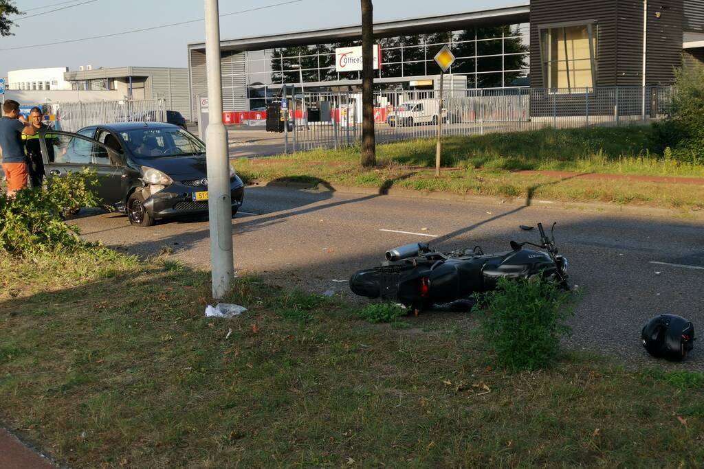Motorrijder zwaargewond na aanrijding met auto