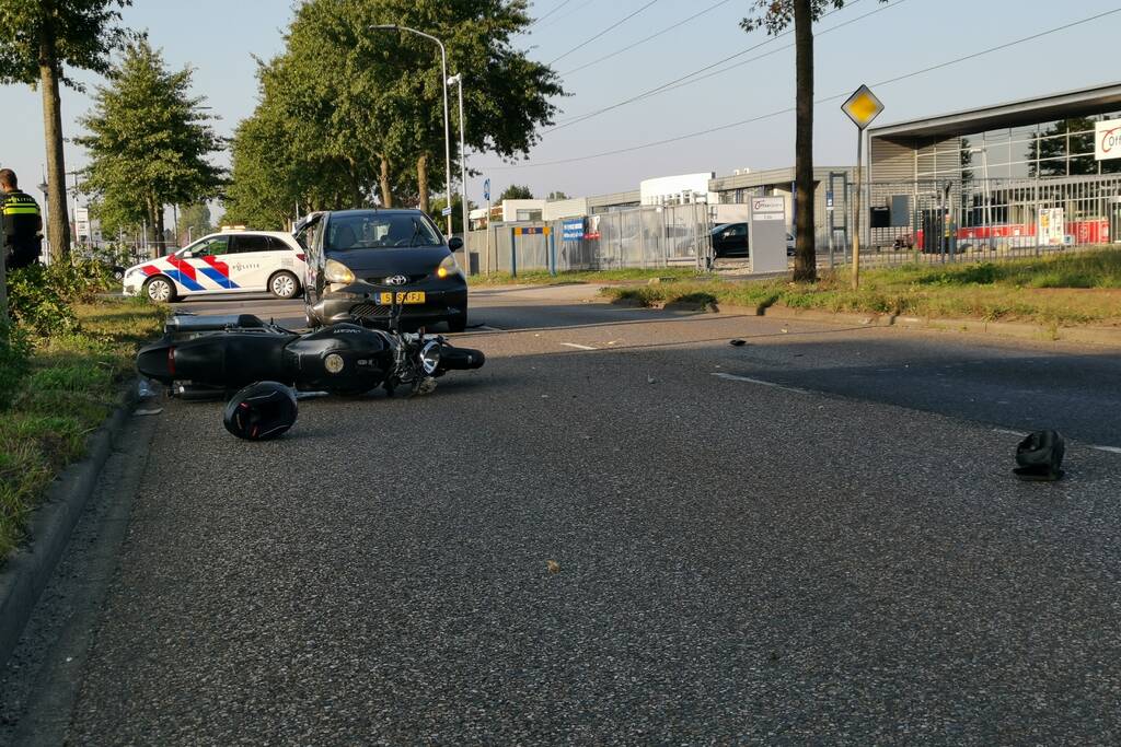 Motorrijder zwaargewond na aanrijding met auto