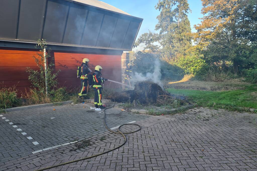 Flinke rookontwikkeling door brand in berg hooi