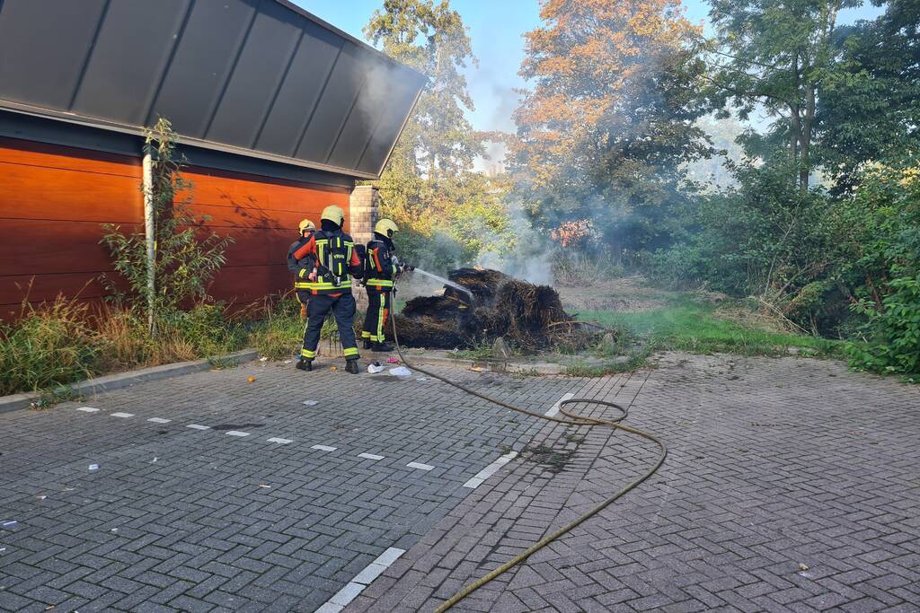 Flinke rookontwikkeling door brand in berg hooi