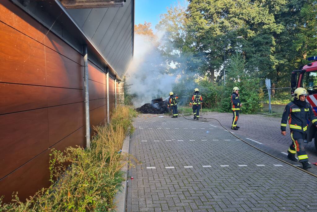 Flinke rookontwikkeling door brand in berg hooi