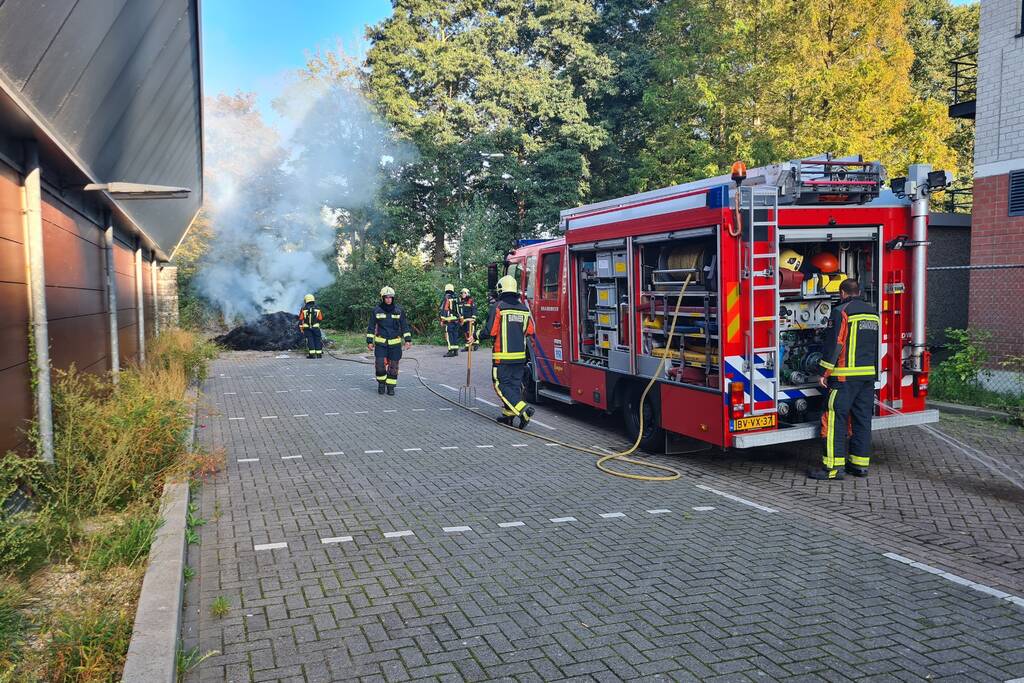 Flinke rookontwikkeling door brand in berg hooi
