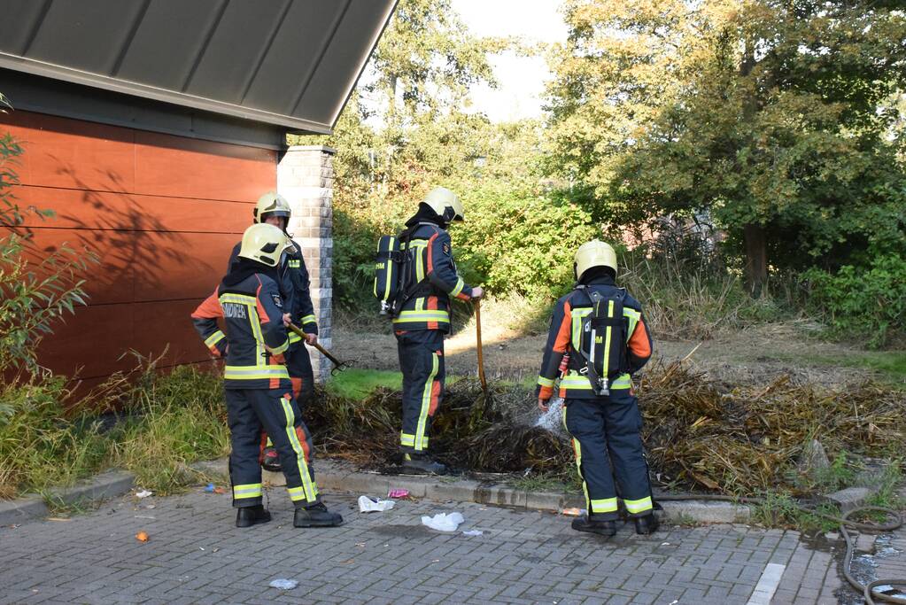Flinke rookontwikkeling door brand in berg hooi