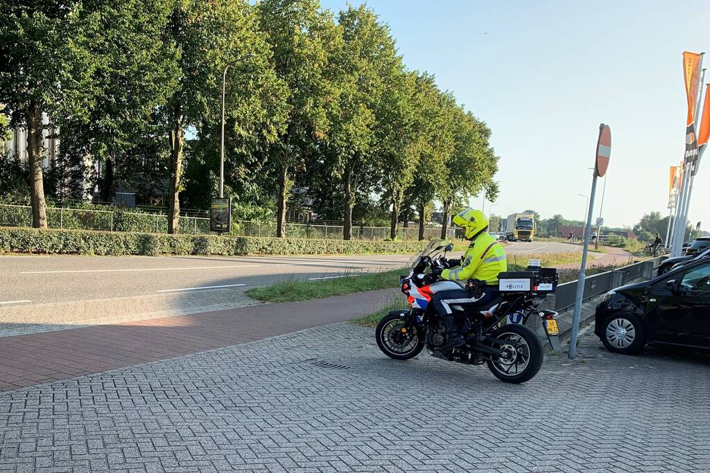 Motorrijder botst met motor op auto