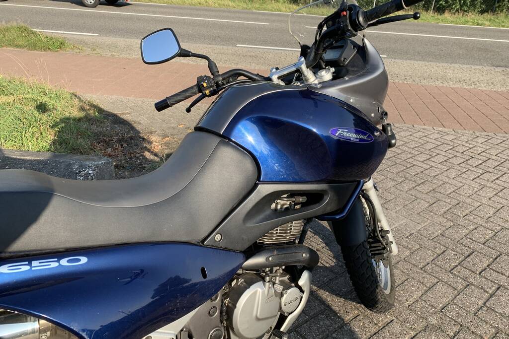 Motorrijder botst met motor op auto