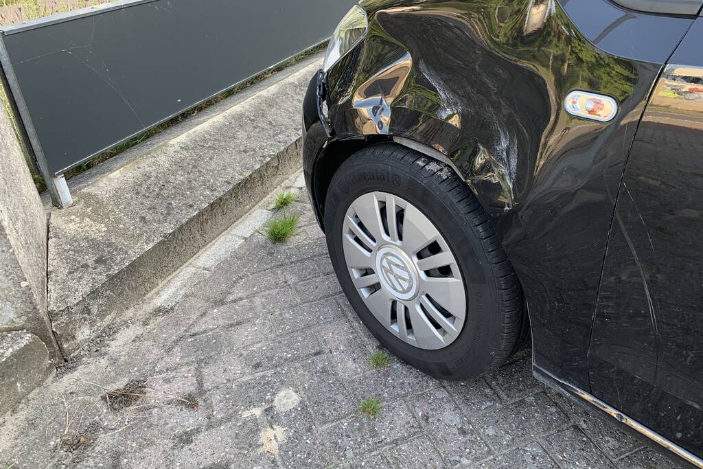 Motorrijder botst met motor op auto