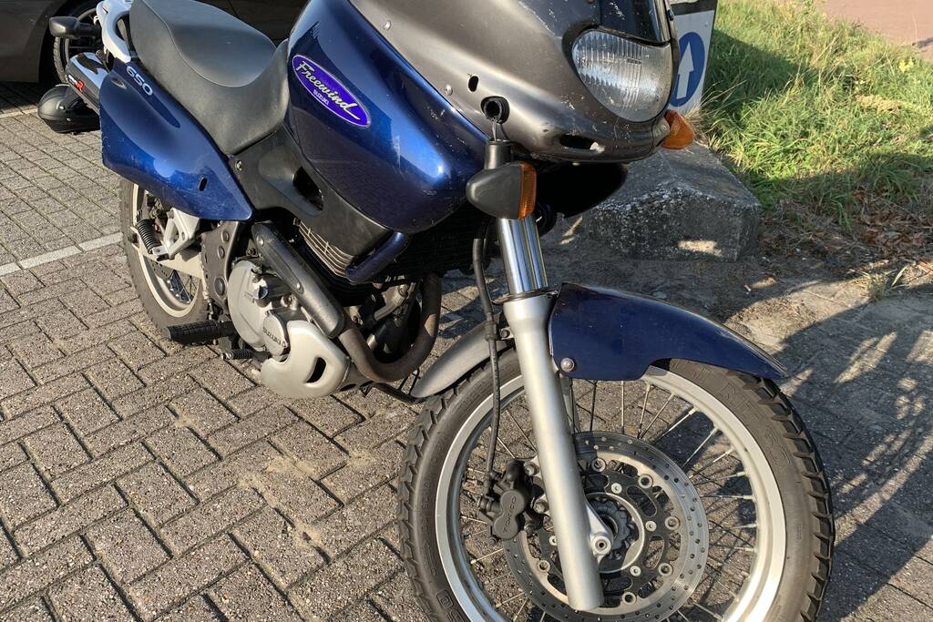 Motorrijder botst met motor op auto