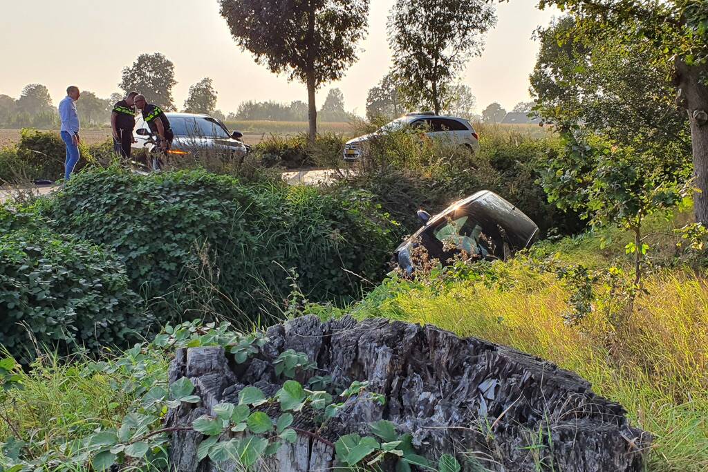 Auto belandt in sloot bij frontale aanrijding