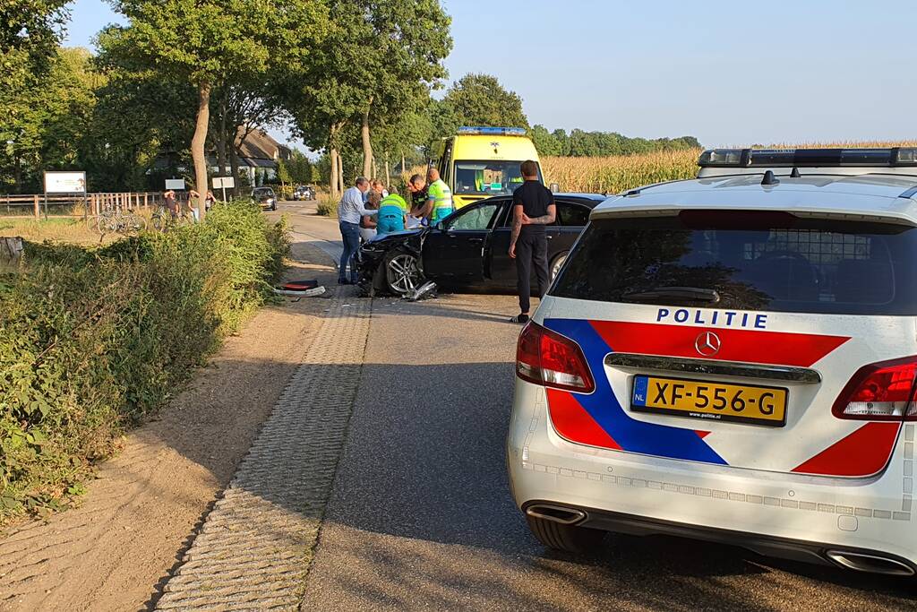 Auto belandt in sloot bij frontale aanrijding