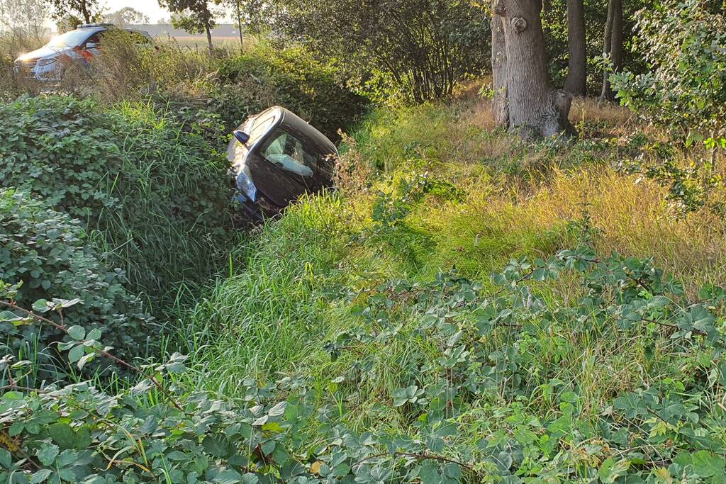 Auto belandt in sloot bij frontale aanrijding