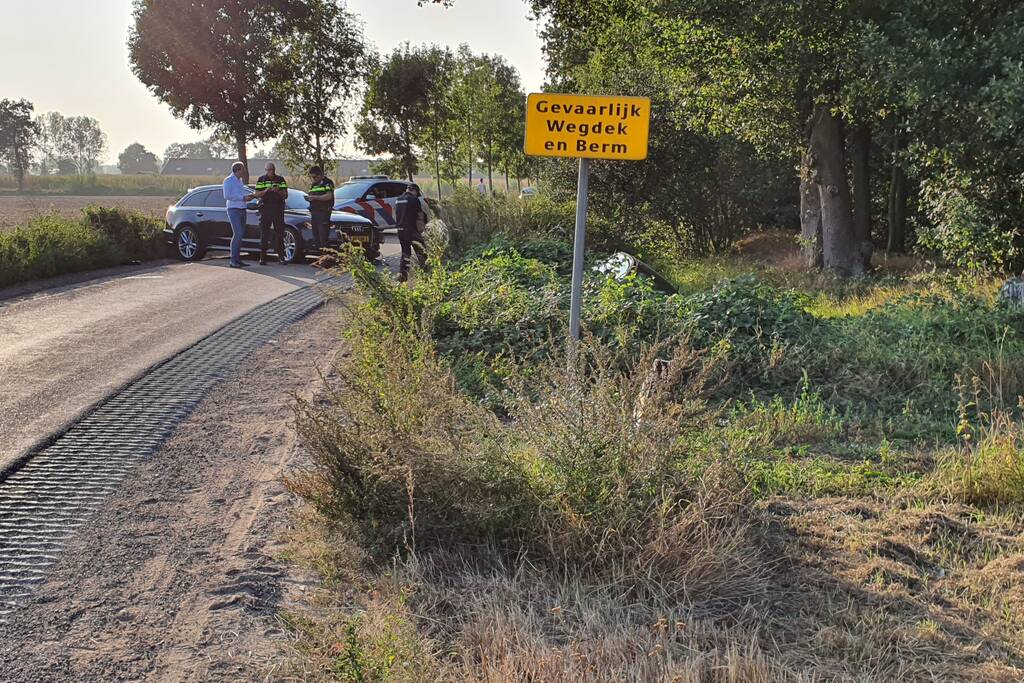 Auto belandt in sloot bij frontale aanrijding