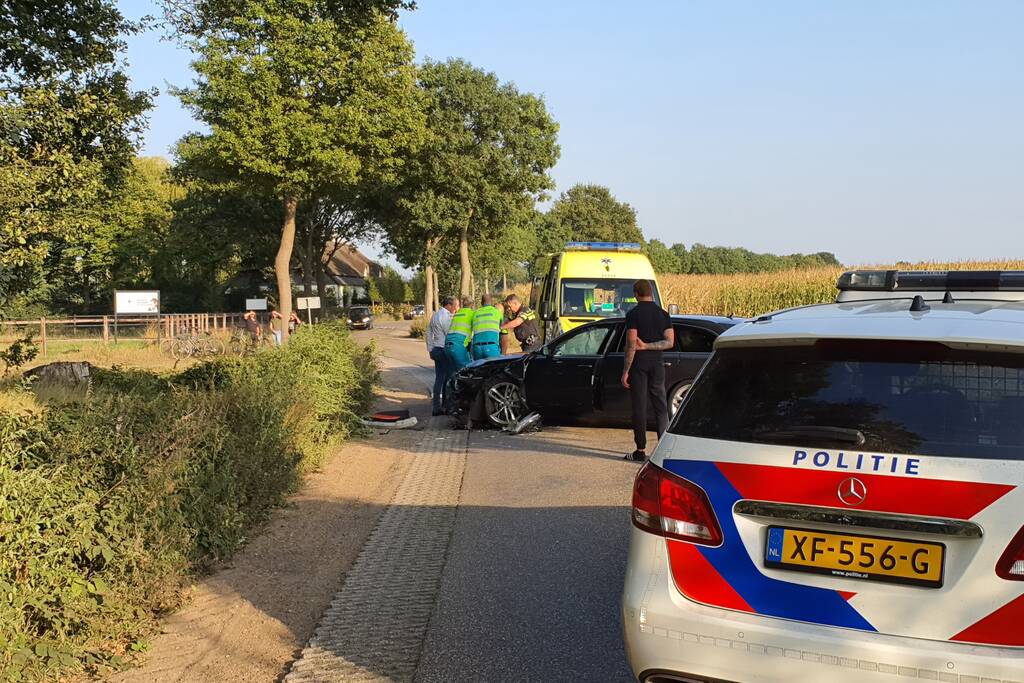 Auto belandt in sloot bij frontale aanrijding