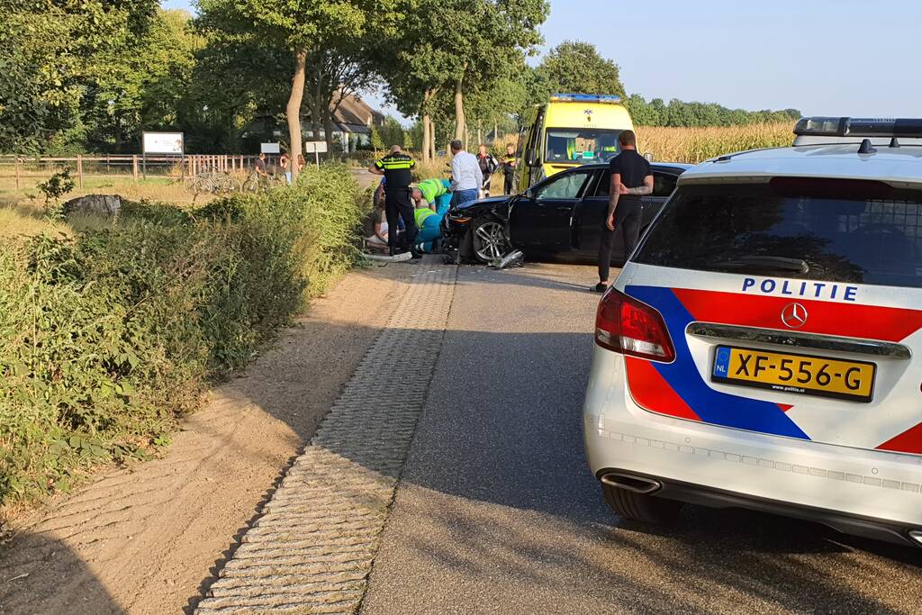 Auto belandt in sloot bij frontale aanrijding