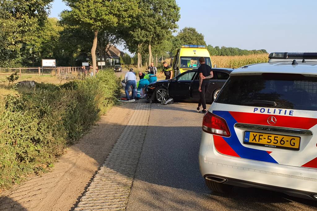 Auto belandt in sloot bij frontale aanrijding