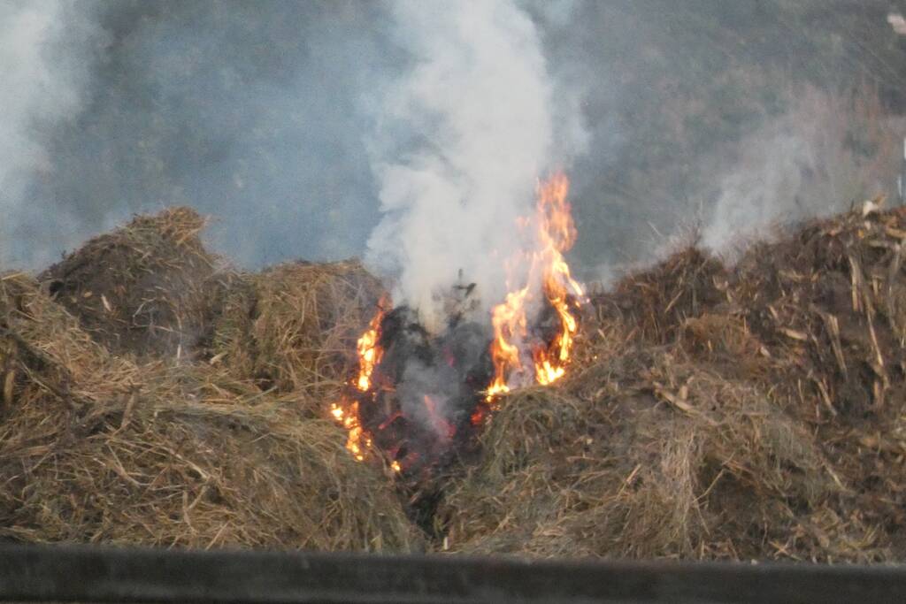 Brandende hoop hooi zorgt voor veel rookontwikkeling