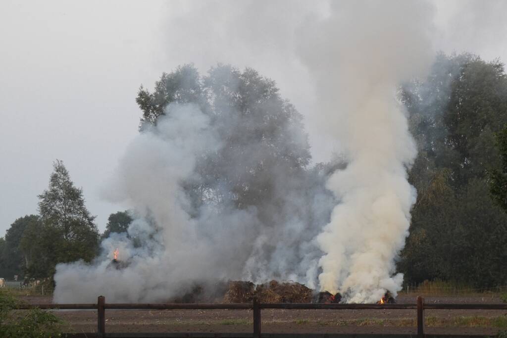 Brandende hoop hooi zorgt voor veel rookontwikkeling