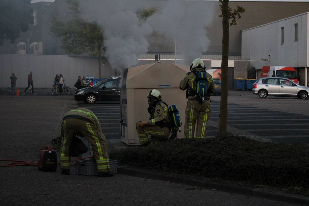 Brandweer blust brandende container