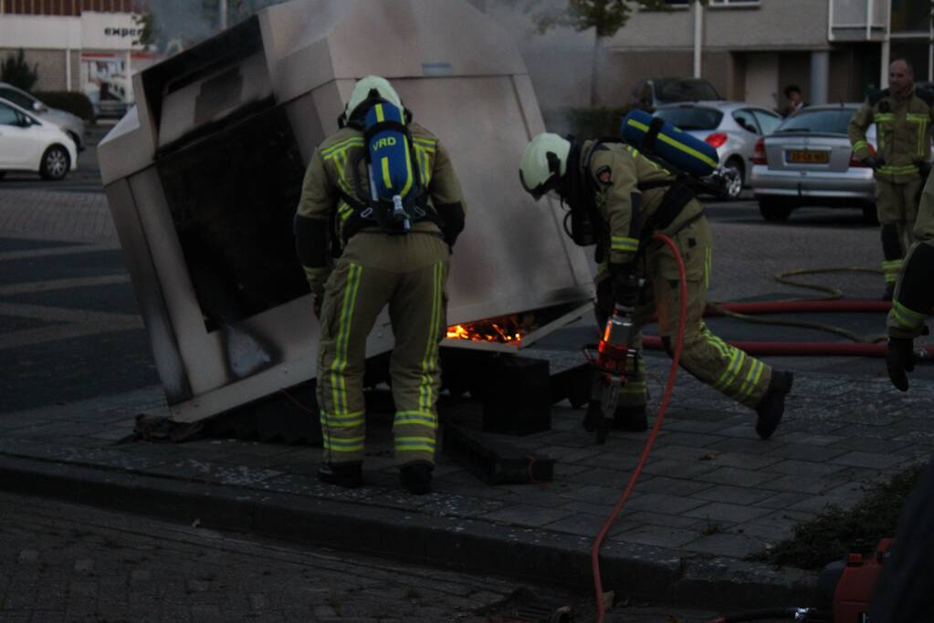 Brandweer blust brandende container