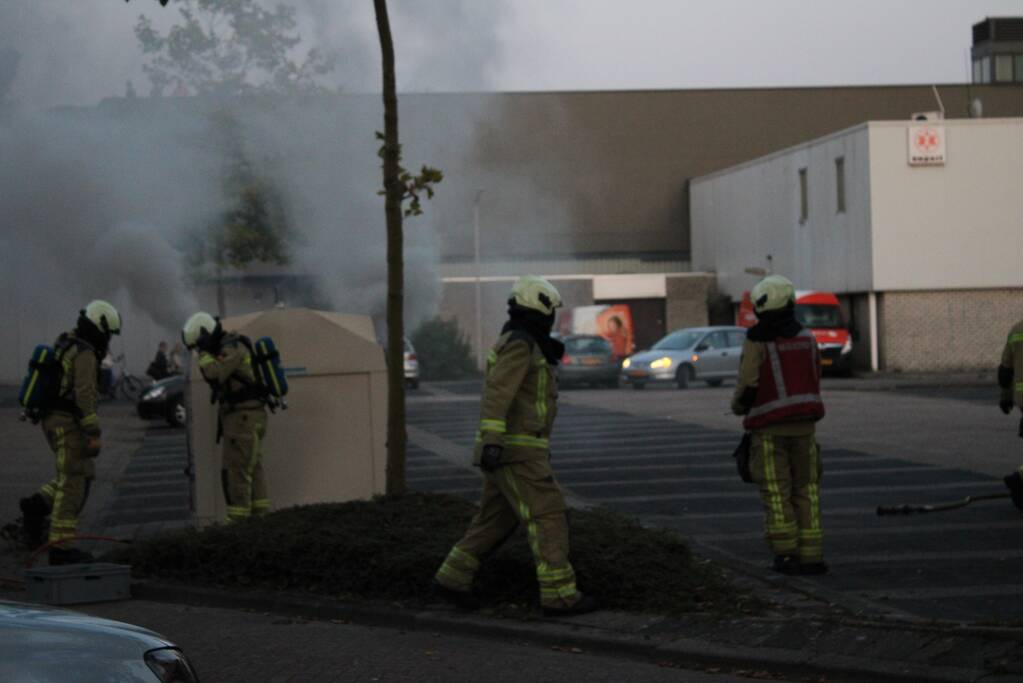 Brandweer blust brandende container