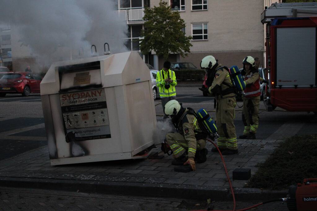 Brandweer blust brandende container