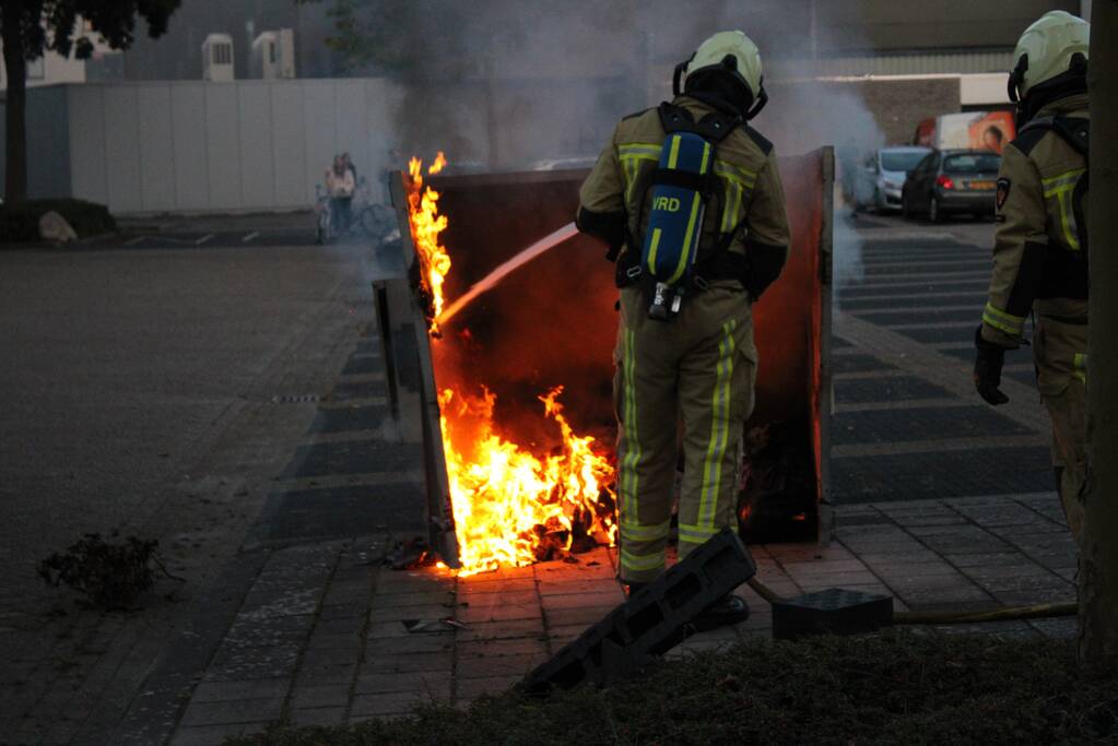 Brandweer blust brandende container