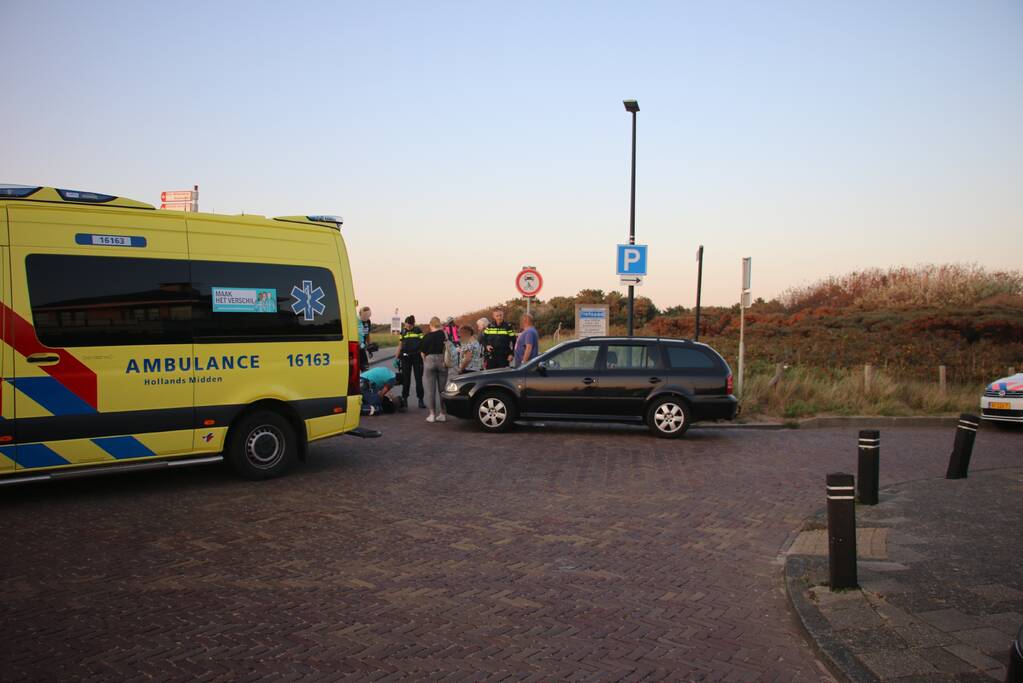 Wielrenner raakt gewond na botsing met auto