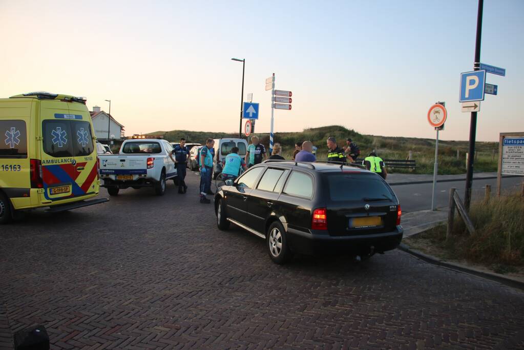 Wielrenner raakt gewond na botsing met auto