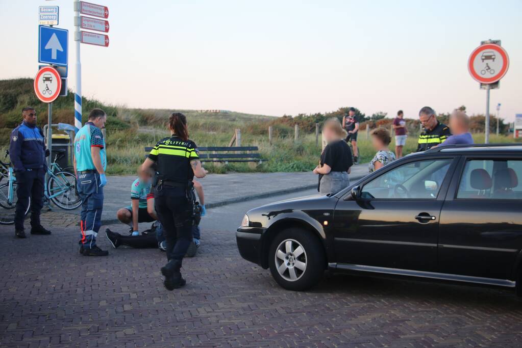 Wielrenner raakt gewond na botsing met auto