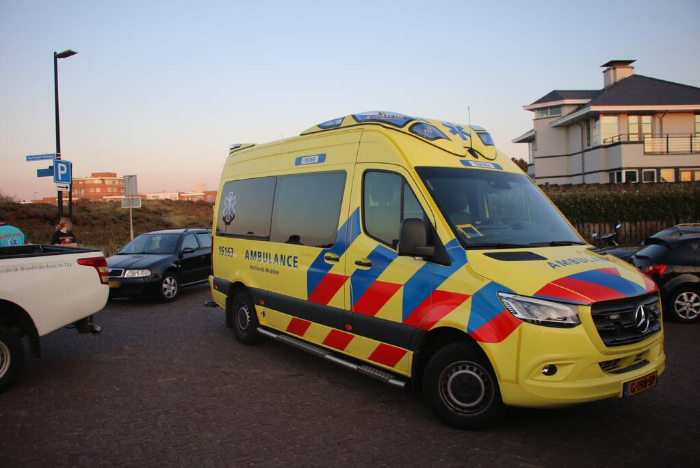 Wielrenner raakt gewond na botsing met auto