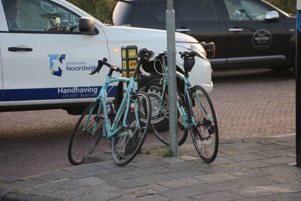 Wielrenner raakt gewond na botsing met auto