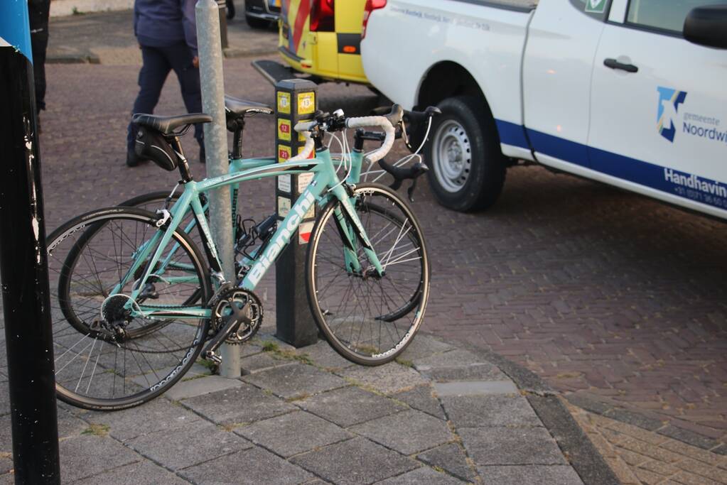 Wielrenner raakt gewond na botsing met auto