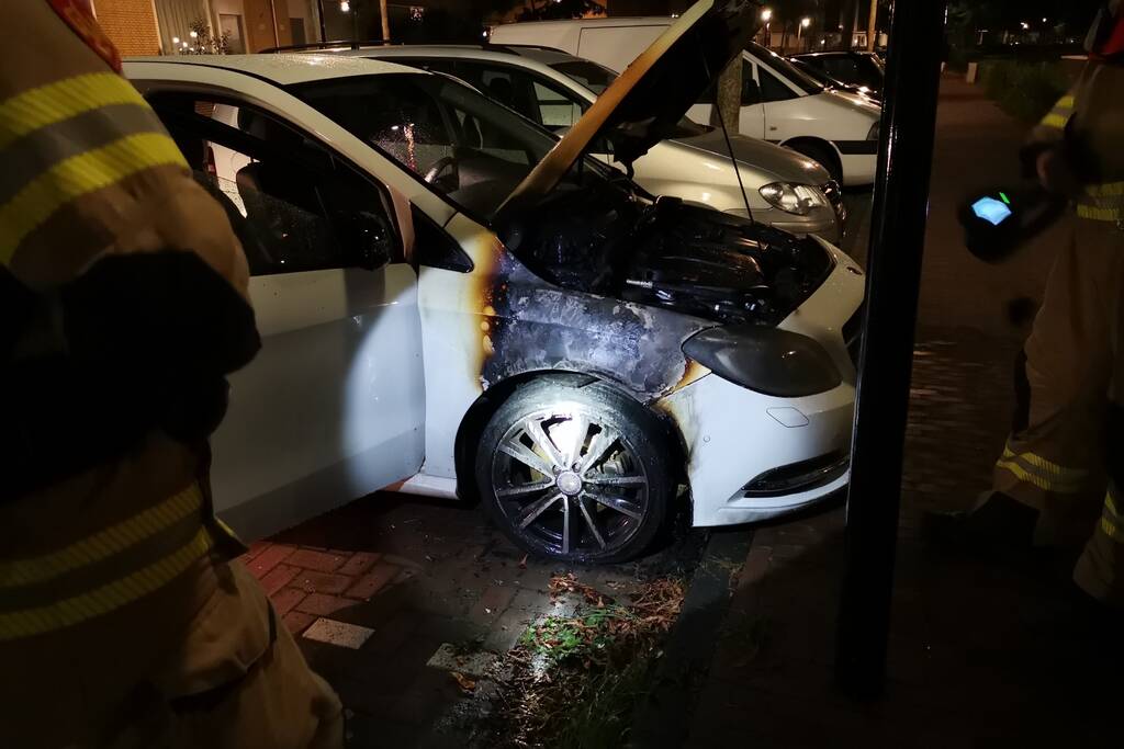 Brand gesticht in auto