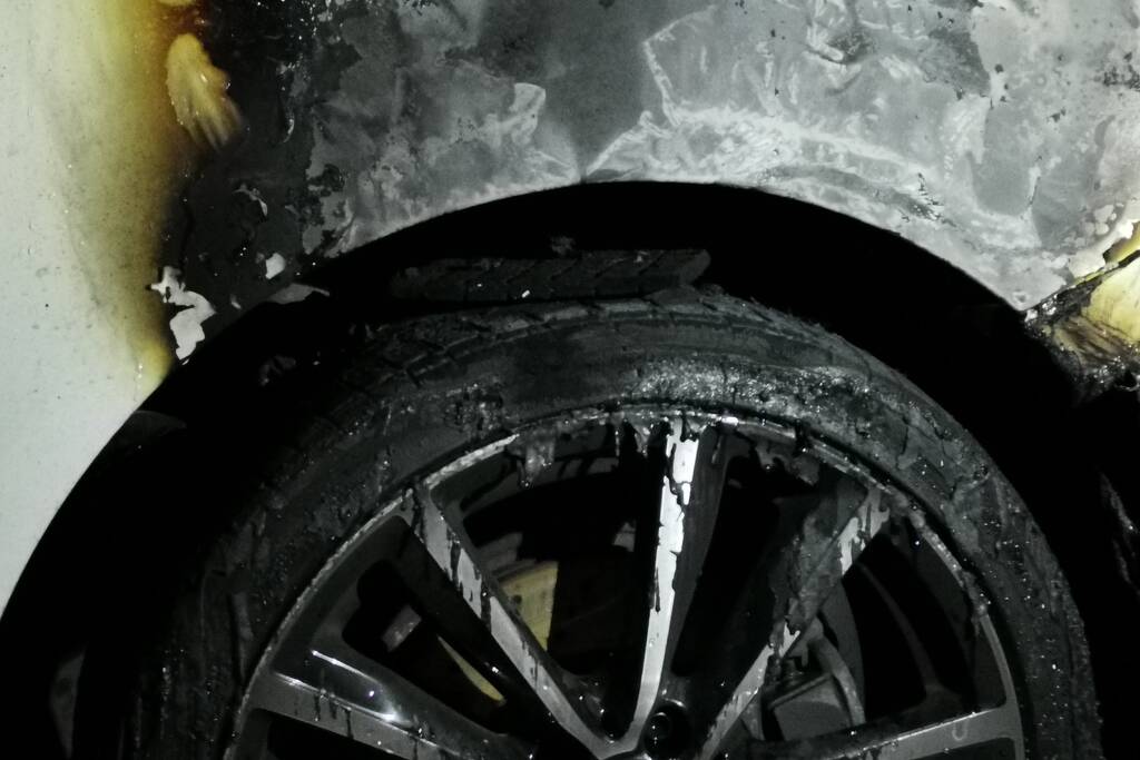 Brand gesticht in auto