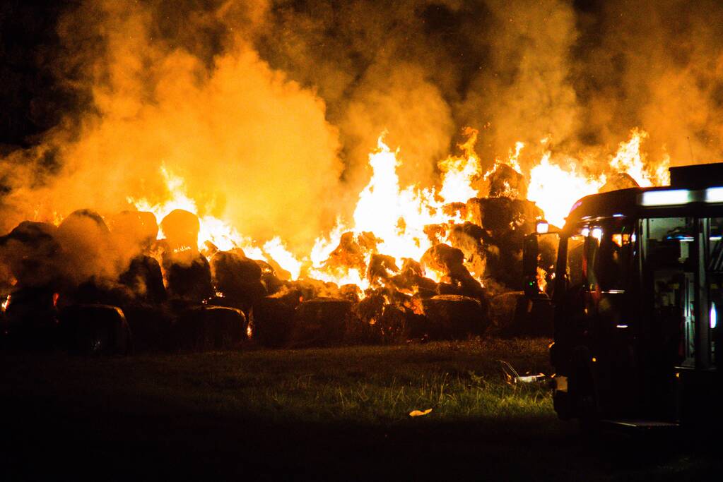 Rook en stank door hooibrand in Duitsland