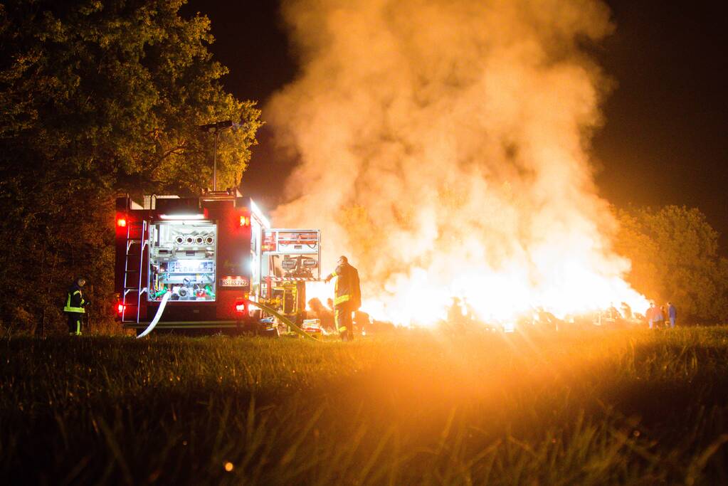 Rook en stank door hooibrand in Duitsland