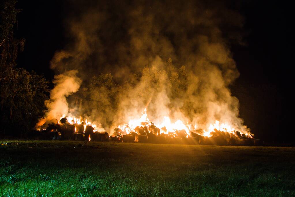Rook en stank door hooibrand in Duitsland
