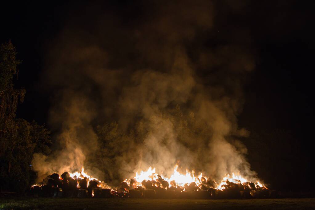 Rook en stank door hooibrand in Duitsland