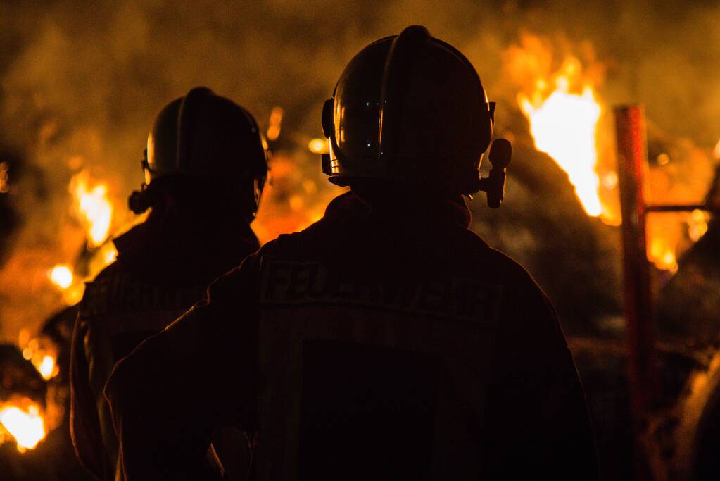Rook en stank door hooibrand in Duitsland