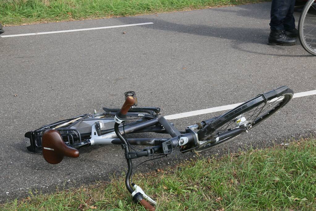 Fietser gewond na aanrijding met 45 km auto