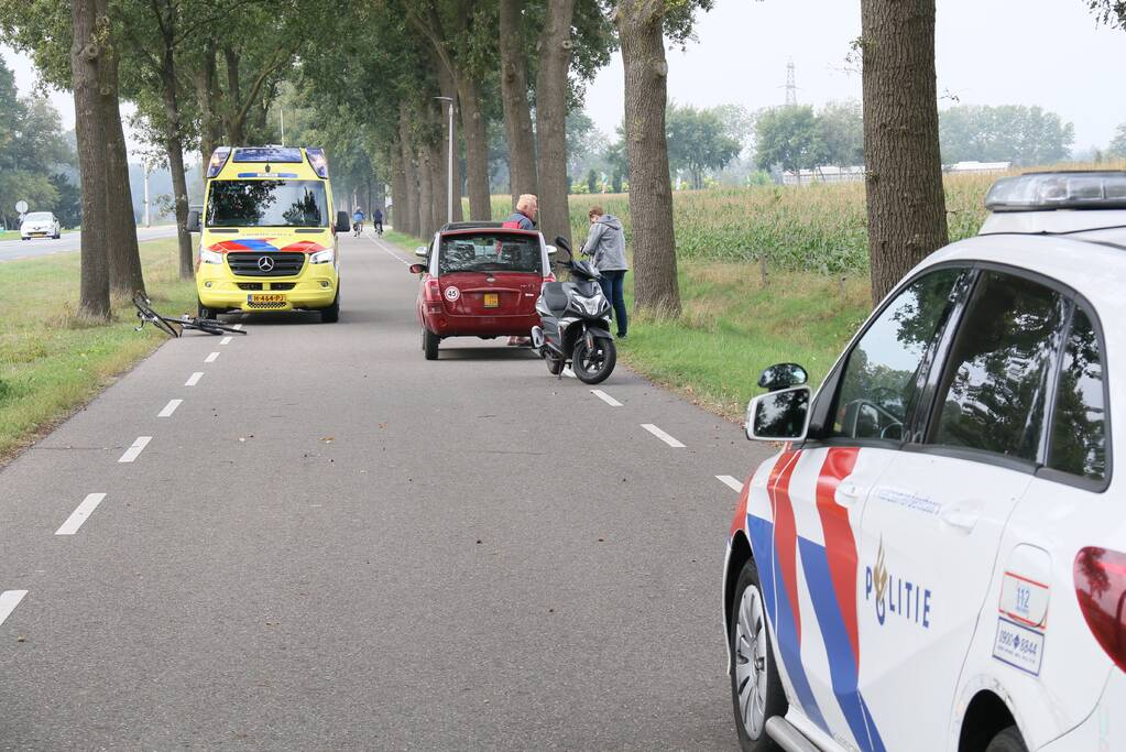 Fietser gewond na aanrijding met 45 km auto