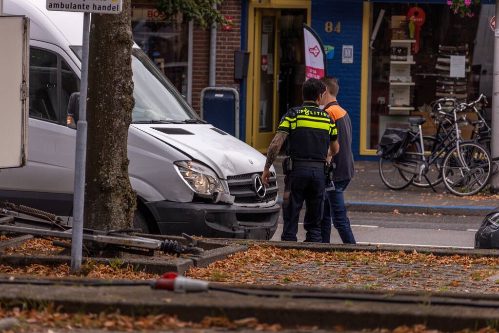 Bestelbus knalt op kerende auto
